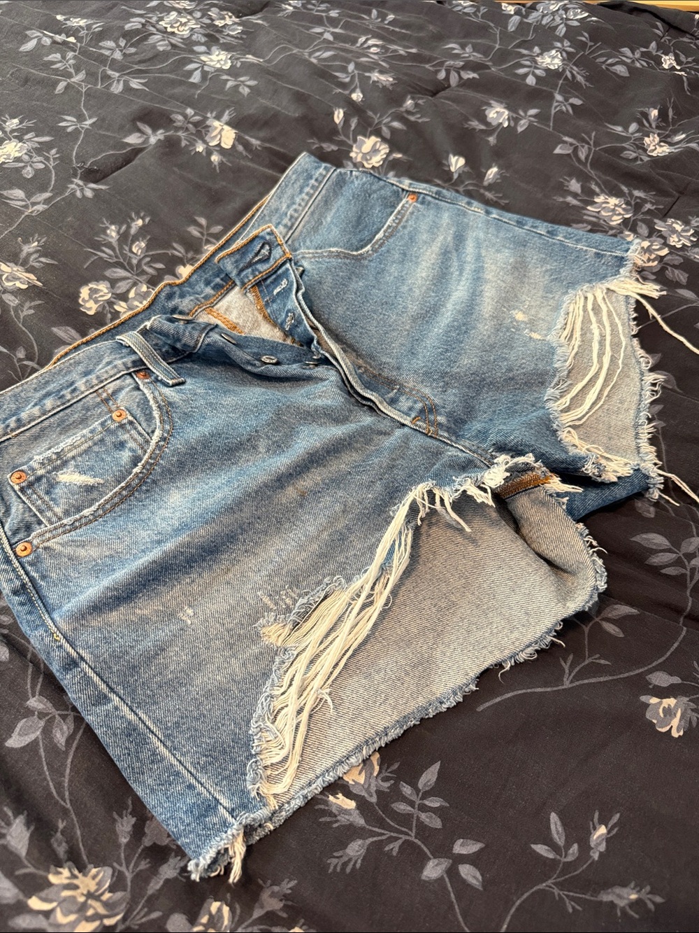 Women’s Levi Button-Fly Denim Shorts Size 34 - Picture 3 of 14